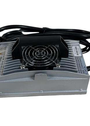 Ladegerät 24V / 15A – für Scheuersaugmaschinen von Daewoo, Kremer und Graefer-PRO